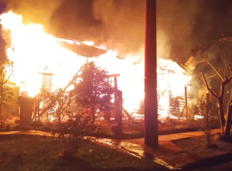 Una mujer perdió todo en un incendio y afirma que el ataque fue intencional