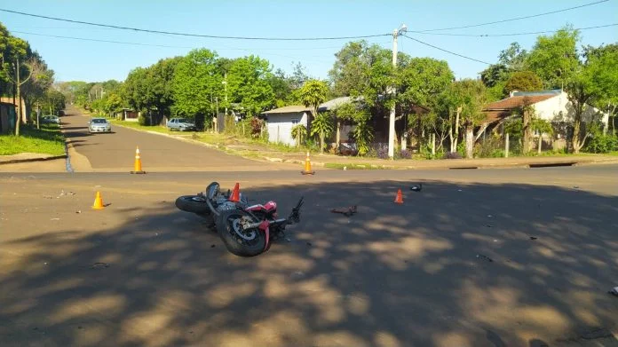 Buscan al conductor de un auto que chocó a un motociclista y huyó del lugar