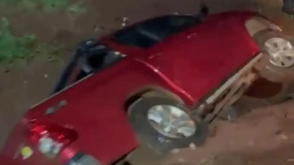Camioneta despistó y terminó fuera de la calzada en el Km 3 de Eldorado