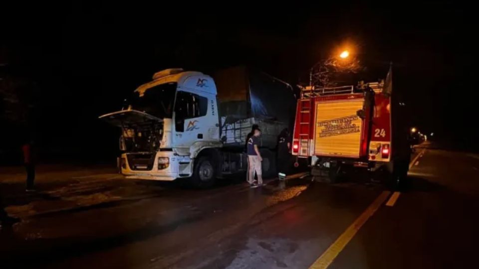 Controlaron un principio de incendio en un camión sobre la Ruta 12 en Montecarlo