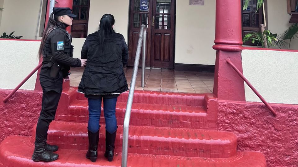 Detienen a una empleada que habría estafado $11 millones a una anciana de 89 años