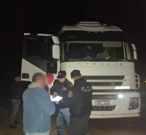 Detuvieron a un hombre y secuestraron un arma por el asalto a un camionero