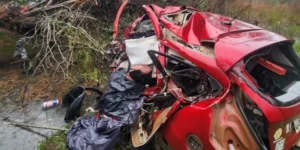 Dos muertos y dos heridos graves tras un choque frontal entre un auto y un camión