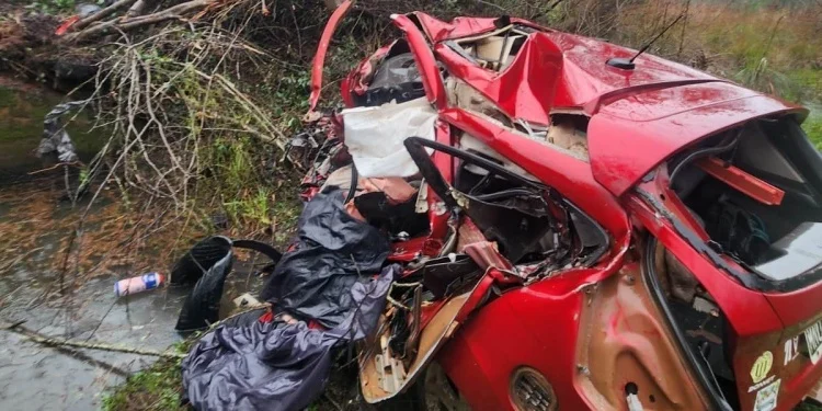 Dos muertos y dos heridos graves tras un choque frontal entre un auto y un camión