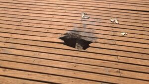 Intentaron incendiar una plataforma del lago Ziegler y el municipio reparará el sector dañado