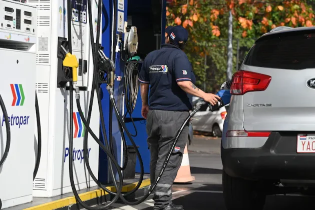 Los combustibles en Paraguay subieron hasta un 39% y prevén aumento de precios