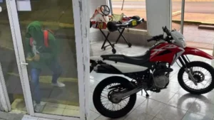 Robaron una motocicleta de una concesionaria de Eldorado y ofrecen recompensa para recuperarla