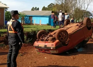 Un automovilista volcó tras despistar con su auto y salió ileso