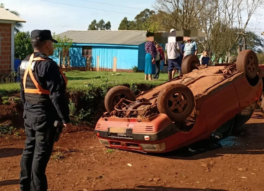 Un automovilista volcó tras despistar con su auto y salió ileso