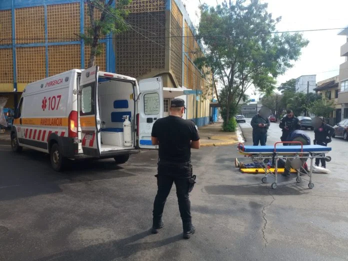 Un hombre resultó herido tras un choque entre dos motocicletas