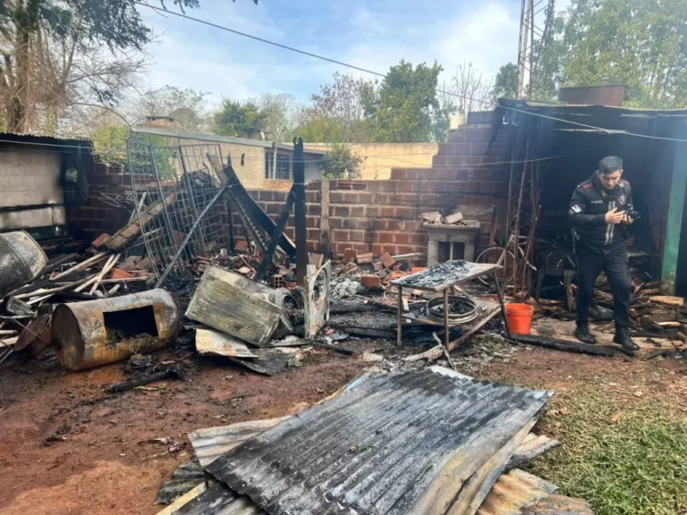 Un incendio consumió por completo un depósito de madera