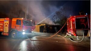 Un incendio destruyó por completo una vivienda y una pareja logró escapar ilesa