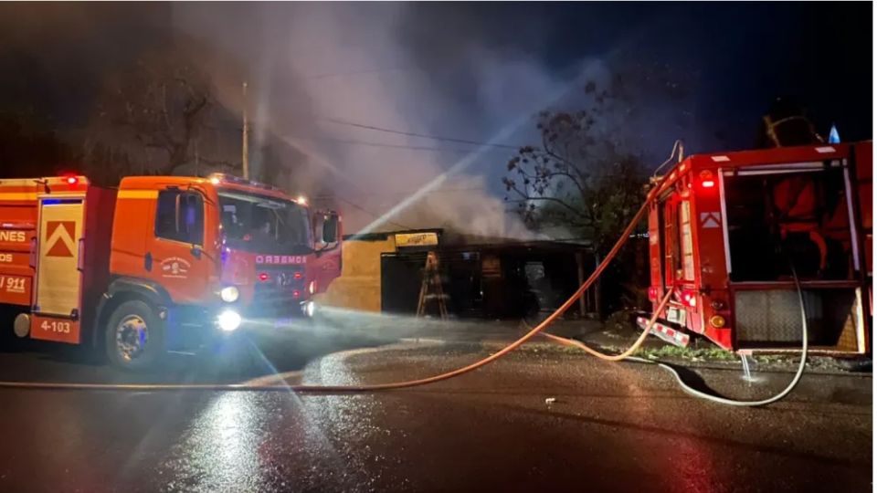 Un incendio destruyó por completo una vivienda y una pareja logró escapar ilesa