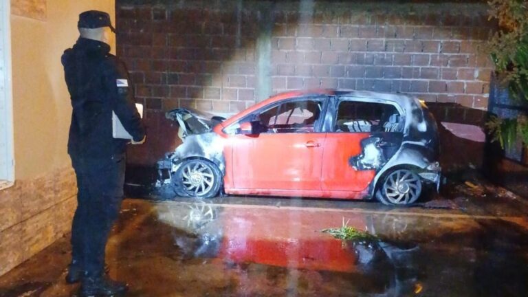Un vehículo se incendió durante la madrugada en Eldorado