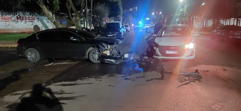 Una mujer resultó herida tras un choque entre dos autos