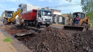 bacheo sobre la avenida San Martín en el Km10 de Eldorado