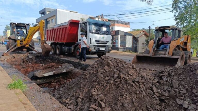 bacheo sobre la avenida San Martín en el Km10 de Eldorado