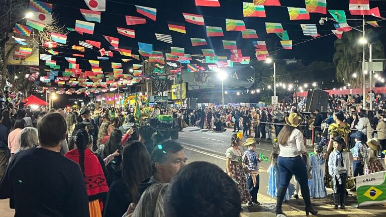 Eldorado vivió una multitudinaria noche con el tradicional Desfile Paseo de los Inmigrantes