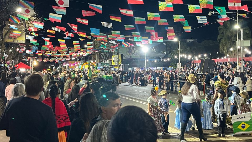 Eldorado vivió una multitudinaria noche con el tradicional Desfile Paseo de los Inmigrantes