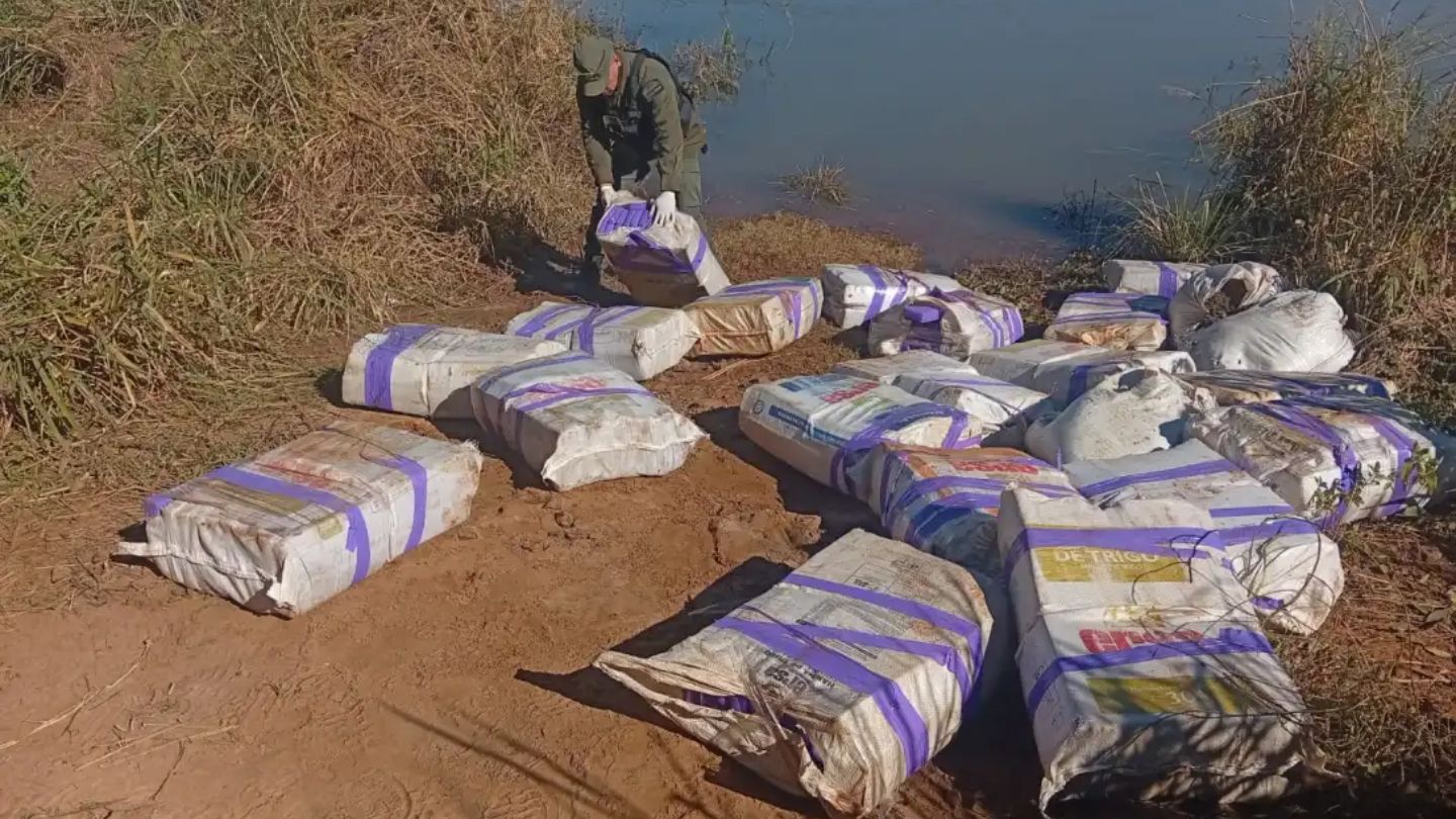 Gendarmería incautó más de 800 kilos de marihuana en la costa del río Paraná en Eldorado