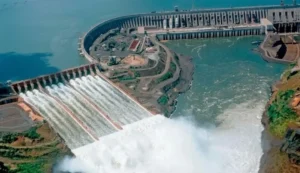 Itaipú abrió sus compuertas y monitorean el caudal del río Paraná