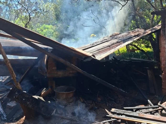 Un incendio destruyó por completo un galpón en Eldorado tras propagarse desde un horno de barro