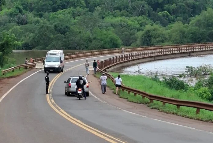 Habilitaron el tránsito para vehículos livianos y camiones de hasta 20 toneladas en los puentes Banana y Paranay