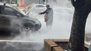 Principio de incendio en un Volkswagen Fox en pleno centro de Eldorado