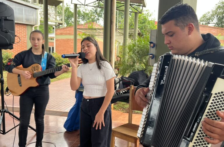 Sorpresa en el Mercado Concentrador de Eldorado: tres jóvenes sorprendieron con su talento